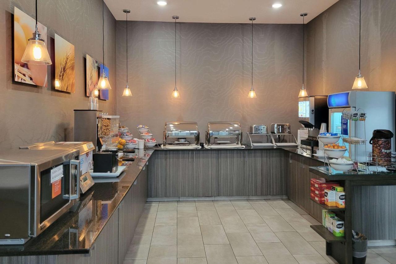 Comfort Inn & Suites North Battleford Bagian luar foto